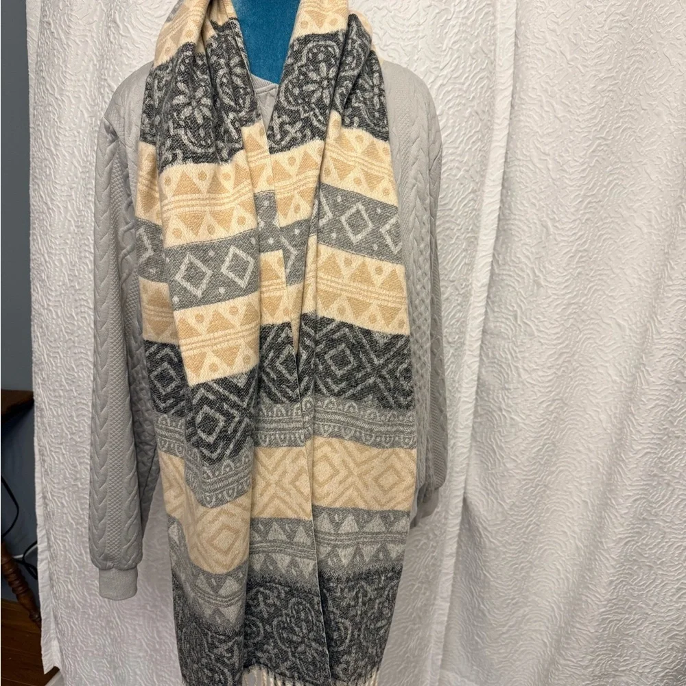 Geometric/Floral Patterned Large Blanket Scarf in Gray and Cream